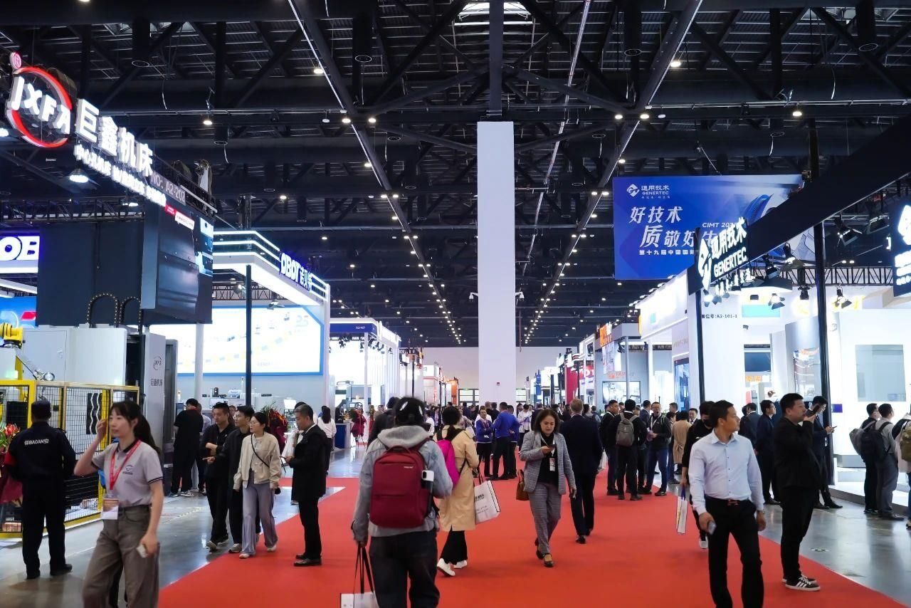 国际展会现场，红毯通道两侧展位林立，观众络绎不绝。